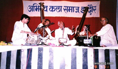Acharya Tanarang during Performance