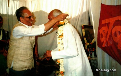 Acharya Tanarang Honored by Harmonium player Agnihotri Ji